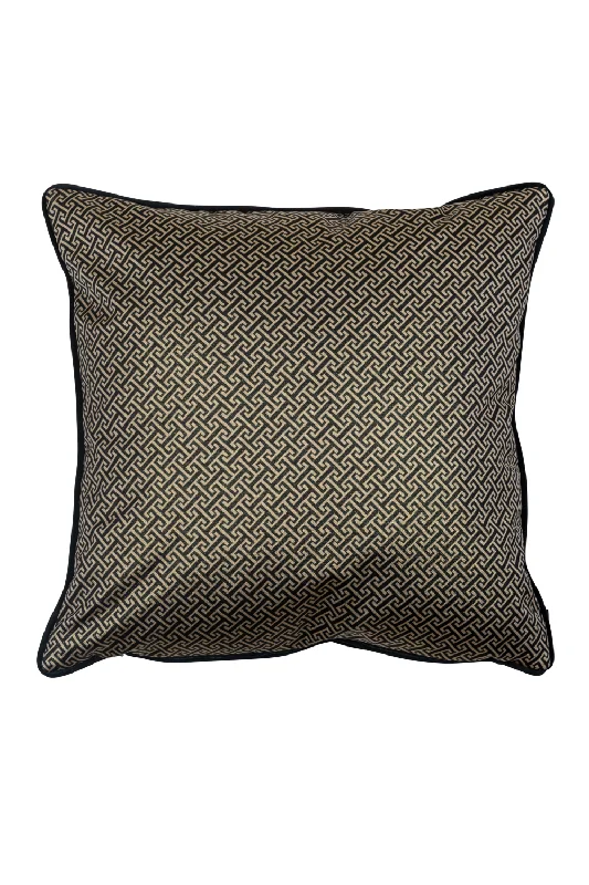 Modern Throw Pillow With Piping | OROA Joey